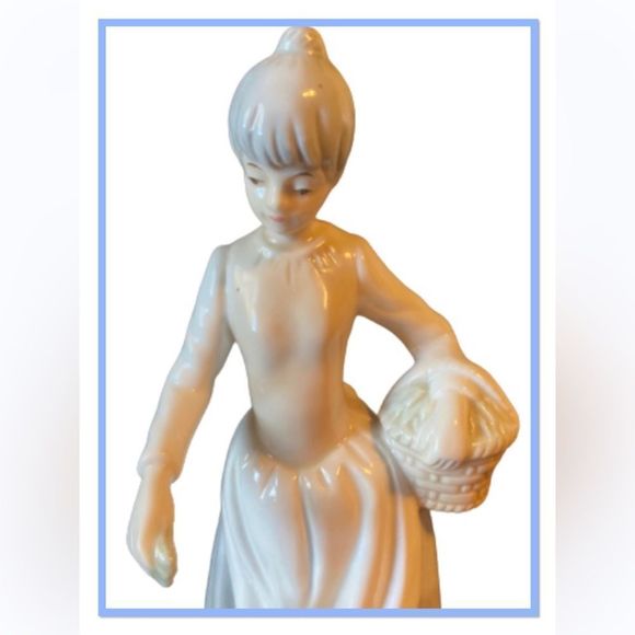 Fine Lady  Feeding Two Geese Porcelain Figurine - Picture 3 of 8